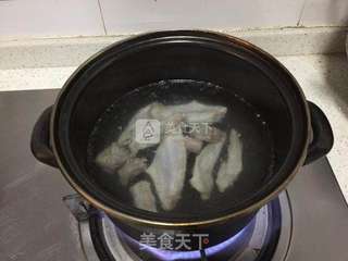 马蹄粟米腊鸡汤的做法步骤:2