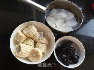 玉米山药母鸡汤的做法步骤:2