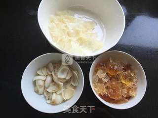 银耳百合桃胶羹的做法步骤:2