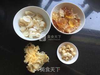 银耳百合桃胶羹的做法步骤：1