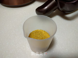 红薯小米粥的做法步骤:2
