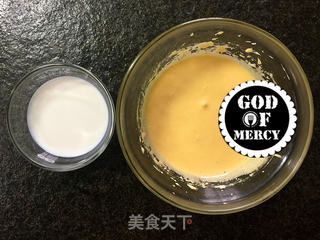 酸奶戚风蛋糕的做法步骤:2