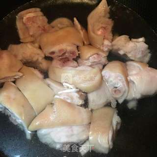 花生炖猪蹄的做法步骤:2