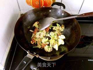 核桃仁炒菜花的做法步骤:5