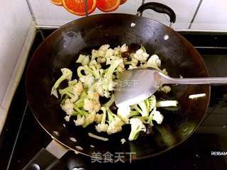 核桃仁炒菜花的做法步骤:3
