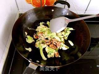 核桃仁炒菜花的做法步骤:4