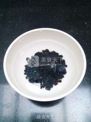 何首乌黑豆煲猪尾的做法步骤:2