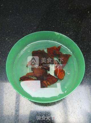 何首乌黑豆煲猪尾的做法步骤:3