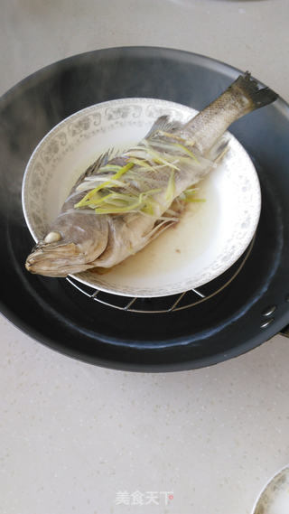 剁椒榨菜蒸海鲈鱼的做法步骤:3