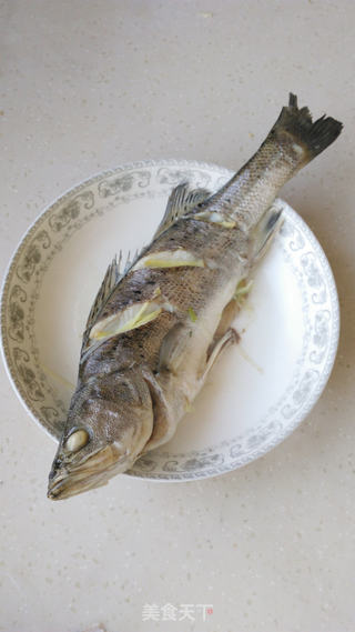 剁椒榨菜蒸海鲈鱼的做法步骤:4