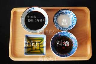 小鸡炖蘑菇(农家柴鸡榛蘑炖粉条子)的做法步骤:3