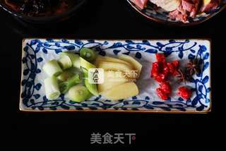 小鸡炖蘑菇(农家柴鸡榛蘑炖粉条子)的做法步骤:5