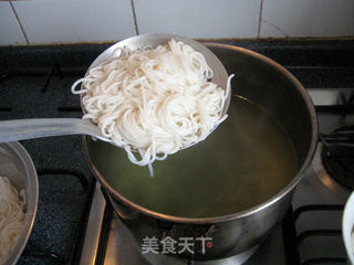 鲜香汤米线:一把虾皮 秒变高汤的做法步骤:6