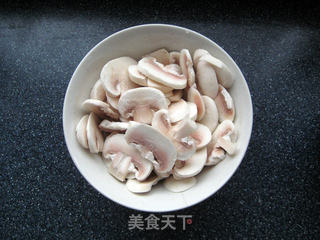 鲜香汤米线:一把虾皮 秒变高汤的做法步骤:3