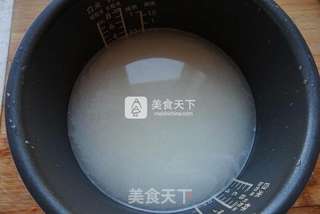 电饭煲香肠杂蔬煲仔饭的做法步骤:2