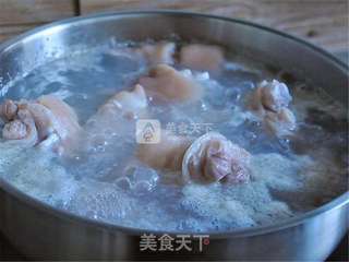 电压力锅版卤猪蹄的做法步骤：2