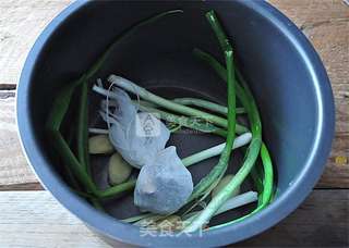 电压力锅版卤猪蹄的做法步骤:5
