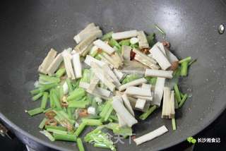 湘食记美食|芹菜炒香干的做法步骤:4
