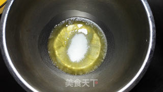极致美味、妙不可言【海盐焦糖戚风蛋糕】的做法步骤:6