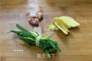 姜葱砂锅鸡的做法步骤:4
