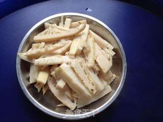 腊肉炒冬笋的做法步骤:3