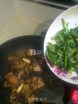 蒜苗青椒
回锅肉的做法步骤:9