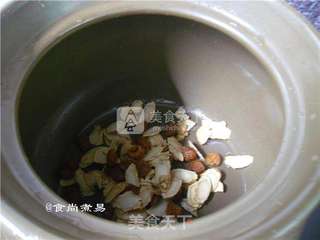 花旗参炖乌鸡的做法步骤:3