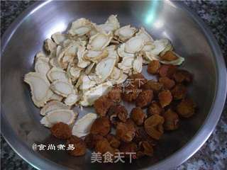 花旗参炖乌鸡的做法步骤:2