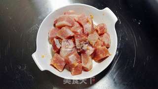 【白果串烧猪颈肉】入喉爽口滑顺的做法步骤:3