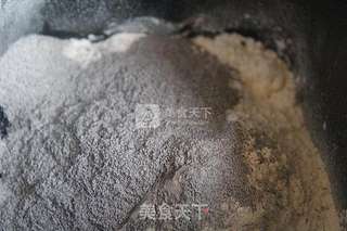 牛奶黑米面蔓越莓小面包的做法步骤:2