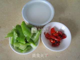 泡椒地梨黑木耳的做法步骤:2