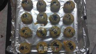 酥软甜蜜——黑芝麻蛋黄酥的做法步骤:16