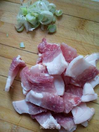 猪肉土豆炖松蘑的做法步骤:2