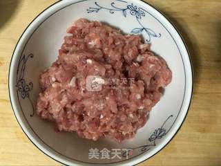 猪肉荸荠小肉包的做法步骤:2