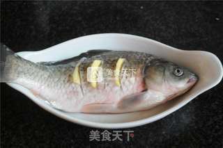 剁辣椒蒸鲫鱼的做法步骤:2