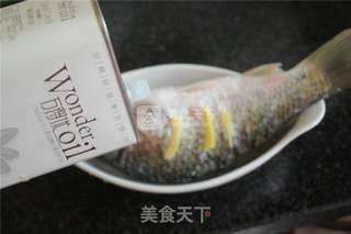 剁辣椒蒸鲫鱼的做法步骤:3
