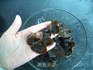 木耳滑鸡煲仔饭的做法步骤:2