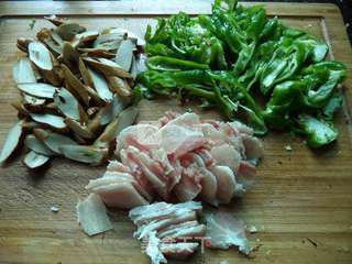 豆腐卷炒肉的做法步骤：2
