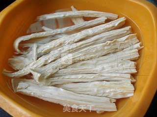 五花肉焖腐竹的做法步骤:2