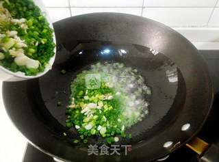 陕西特色面条之——葱油香菇菠菜面的做法步骤:3