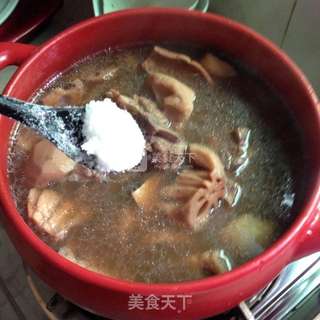 鱿鱼茨菰莲藕骨头汤的做法步骤:6