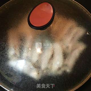 鲜肉锅贴的做法步骤：6