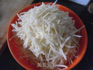 葱蒜土豆丝的做法步骤：1