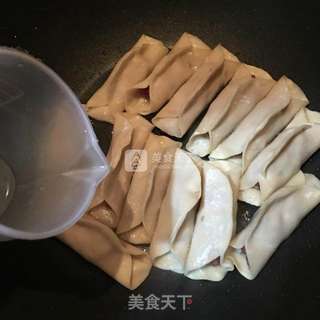 鲜肉锅贴的做法步骤:5