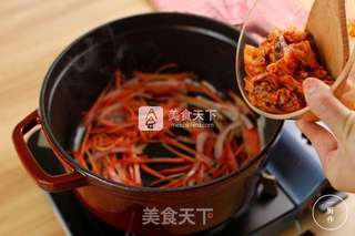 韩式泡菜炒年糕一厨作铸铁锅版的做法步骤:4