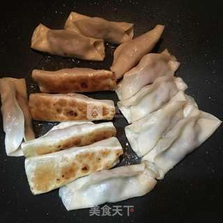 鲜肉锅贴的做法步骤:7