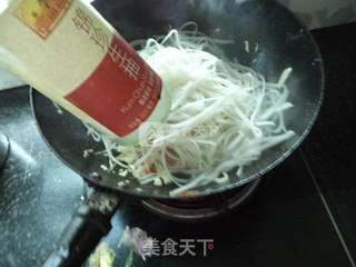 包菜香菇肉丝炒河粉的做法步骤：10