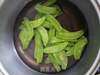 荷兰豆胡萝卜炒五花肉的做法步骤:2