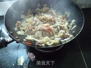 包菜香菇肉丝炒河粉的做法步骤：12