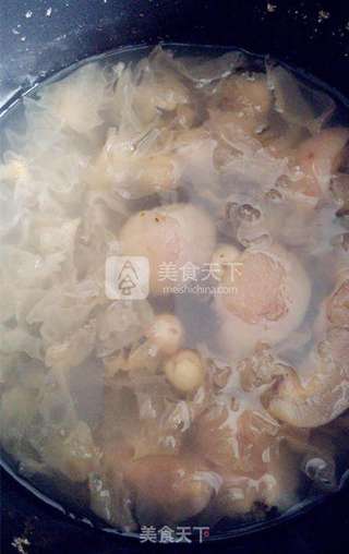 南国梨雪莲子银耳莲子汤的做法步骤:2